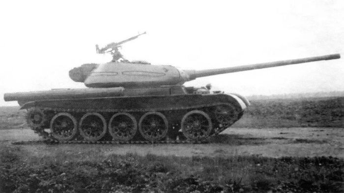 T-54 xuất hiện lần đầu năm 1949 như một mẫu thay thế cho T-34 thời thế chiến II. Nguyên mẫu T-54 đầu tiên được hoàn thành năm 1946 và được chế tạo lần đầu năm 1947.