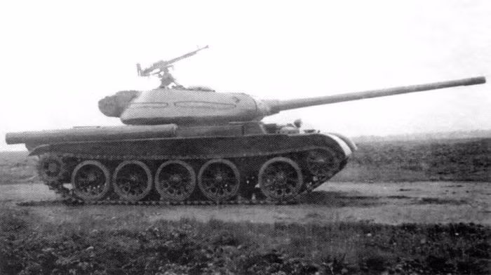 T-54 xuất hiện lần đầu năm 1949 như một mẫu thay thế cho T-34 thời thế chiến II. Nguyên mẫu T-54 đầu tiên được hoàn thành năm 1946 và được chế tạo lần đầu năm 1947.