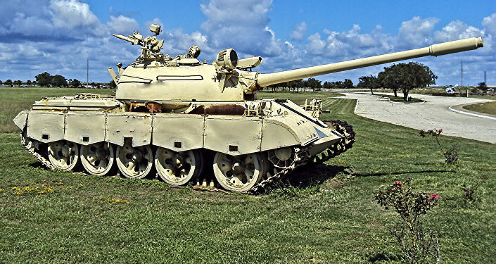 Tuy nhiên, một số phiên bản T-54/55 đã loại bỏ khẩu 12,7mm. Trong một số phiên bản T-54/55 cải tiến từ thập niên 1990, đại liên 12,7mm có thể được gắn hệ thống điều khiển từ xa ở trong xe, nhờ vậy xạ thủ có thể ngắm bắn khi đang ngồi phía trong xe tăng mà không cần phải nhô người ra ngoài tháp pháo, giúp giảm nguy cơ thương vong cho xạ thủ.