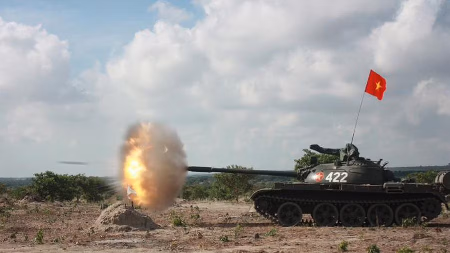 Tất cả các biến thể T-54 được sản xuất giữa năm 1947 và 1958 chỉ có thể mang theo 34 viên đạn pháo. Đến phiên bản T-55, cơ số đạn cho pháo chính được nâng lên 43 viên. Tốc độ bắn khi xe đứng yên là 7 phát/phút và tốc độ bắn khi xe di chuyển là 4 phát/phút.