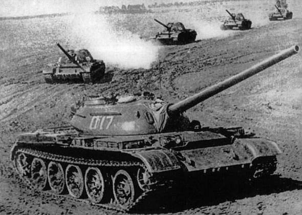 Pháo D-10T của T-54 có 2 hạn chế: không có bầu hút khói, có chức năng ngăn khói thuốc phóng bay ngược lại khoang lái và để thay thế nòng thì cần phải nhấc tháp pháo khỏi vòng tháp pháo và kéo toàn bộ cụm pháo ra phía sau. Dù sao thì những hạn chế đó cũng là điểm chung của hầu hết các loại pháo tăng thập niên 1950.