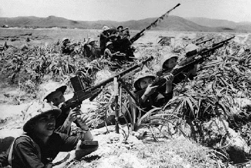 Thế là dù bay cao tận 20 km trên tầng bình lưu, hay bay sát mặt đất theo bề mặt địa hình phức tạp, thì các loại UAV tối tân của không quân Mỹ đều bị lưới lửa phòng không thiên la, địa võng của phòng không Việt Nam bắn rụng như sung.