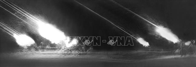 Khi vệt đạn của đơn vị phía trước bắn lên là tín hiệu để đơn vị phía sau kịp thời nổ súng. Tất cả các loại súng, pháo phòng không đều quay theo hướng đã định trước, đạn lên nòng, sẵn sàng nổ súng khi có lệnh.