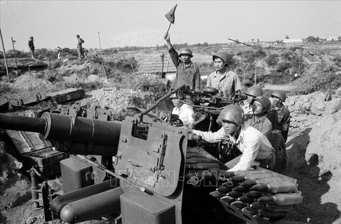 Lực lượng phục kích với nhiều loại vũ khí bao gồm pháo tầm thấp, pháo phòng không 37 ly và thậm chí cả súng trường. Thủ đô Hà Nội lúc bấy giờ có gần 200 trận địa như vậy.