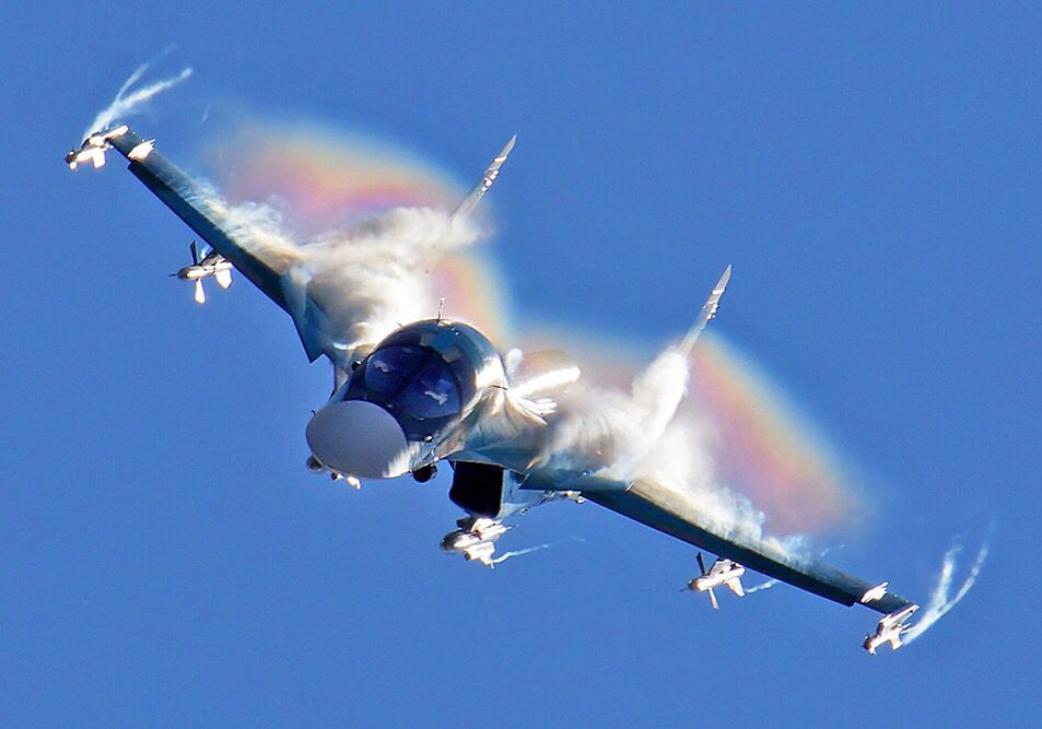 Su-34 có chi phí sản xuất thấp hơn đáng kể so với người anh em họ của nó, được đưa vào phục vụ cùng năm là Su-35, một chiến đấu cơ đa nhiệm (nhưng nghiêng hơn về đối không) và cũng đã được thử nghiệm chiến đấu ở Syria.