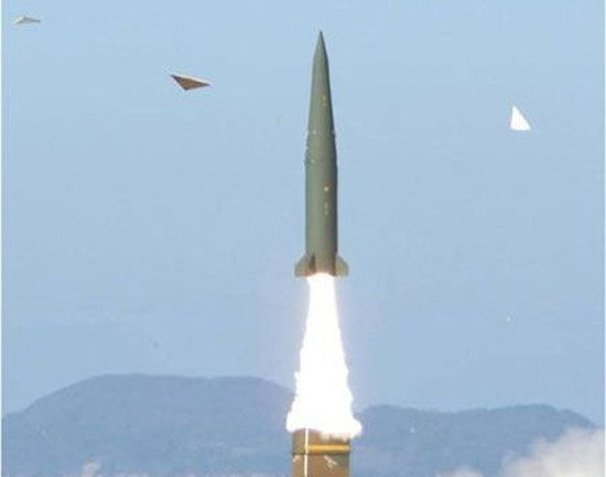 Về vũ khí, trên tàu ngoài sáu ống phóng ngư lôi cỡ nòng 533 mm tiêu chuẩn, còn có thêm sáu ống phóng thẳng đứng, cho phép phóng từ dưới nước: tên lửa hành trình và tên lửa đạn đạo chiến thuật tầm ngắn Chonryong hoặc Hyunmoo (tầm bắn khoảng 500 km).