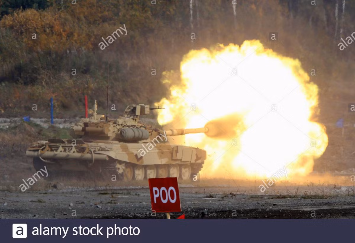 Pháo chính của T-90 có thể bắn được nhiều loại đạn, bao gồm đạn xuyên giáp chống tăng có sức nổ cao (HEAT-FS), đạn phân mảnh chống bộ binh và công sự gỗ đất (HE-FRAG), cũng như tên lửa chống tăng 9M119M Refleks.