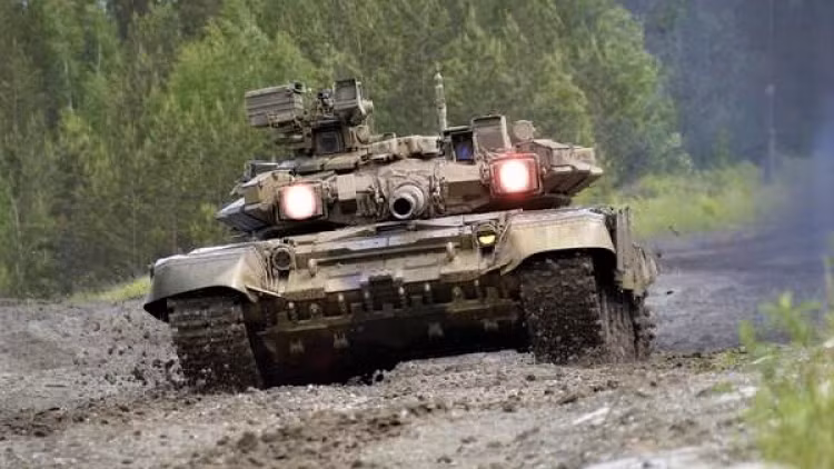 Mẫu T-90 cơ bản nặng 48 tấn và được trang bị động cơ V-84MS, có tốc độ tối đa 60 km/ h và phạm vi hoạt động khoảng 550 km. T-90 có một số điểm tương đồng với các mẫu T-72 trước đây, nhất là phần khung gầm; nhưng T-90 áp dụng một loạt thiết kế mới, đưa nó trở thành một lớp MBT hoàn toàn mới.