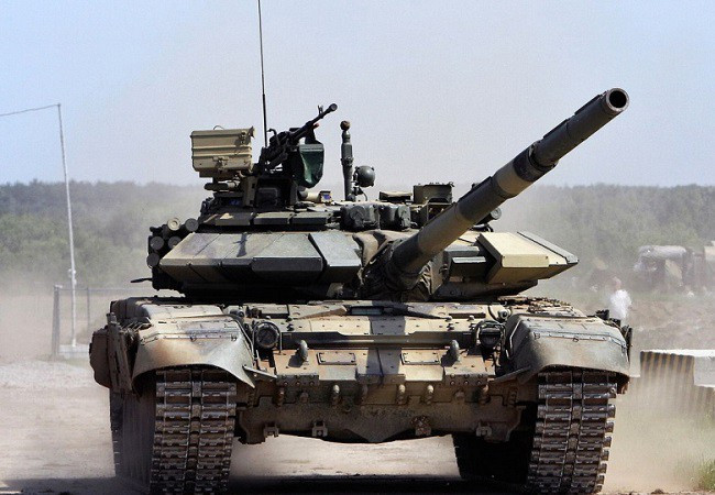 MBT T-90 có nguồn gốc từ một chương trình phát triển xe tăng cuối cùng của Liên Xô, nhằm hợp nhất các xe tăng chiến đấu chủ lực T-64, T-72 và T-80 thành một loại xe tăng hiện đại duy nhất, có thể phục vụ như một vũ khí lâu dài bền vững hơn, có thể dễ dàng nâng cấp trong tương lai.