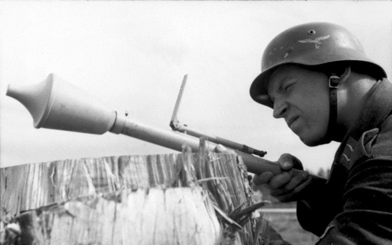 Đến cuối thập niên 1930, các kỹ sư Đức bắt đầu thử nghiệm để chế tạo những viên đạn chống tăng theo nguyên lý nổ lõm; nhưng phải khi thế chiến 2 bùng nổ, trước sức mạnh quá lớn của lực lượng xe tăng Đồng minh (nhất là Liên Xô), việc nghiên cứu đạn nổ lõm mới được đầu tư mạnh.