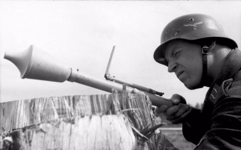 Đến cuối thập niên 1930, các kỹ sư Đức bắt đầu thử nghiệm để chế tạo những viên đạn chống tăng theo nguyên lý nổ lõm; nhưng phải khi thế chiến 2 bùng nổ, trước sức mạnh quá lớn của lực lượng xe tăng Đồng minh (nhất là Liên Xô), việc nghiên cứu đạn nổ lõm mới được đầu tư mạnh.