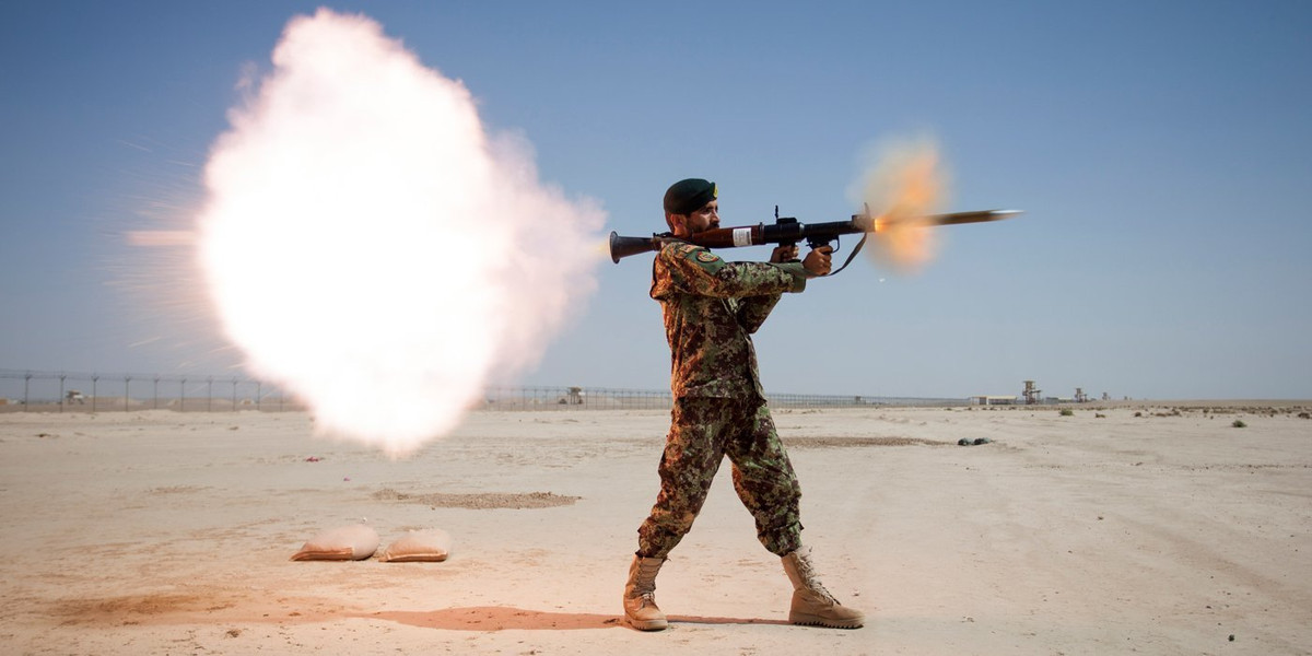 Và trong Chiến tranh Lạnh, hầu hết các quốc gia đã tìm cách phát triển và sản xuất loại vũ khí chống tăng dựa theo nguyên lý và cấu tạo của khẩu Panzerfaust rẻ tiền, có thể giúp bộ binh chống lại thiết giáp của đối phương. Trong đó Liên Xô đã phát triển thành công mẫu súng phóng lựu PRG-7 (B-41) nổi tiếng đến tận ngày nay. Nguồn ảnh: TH.