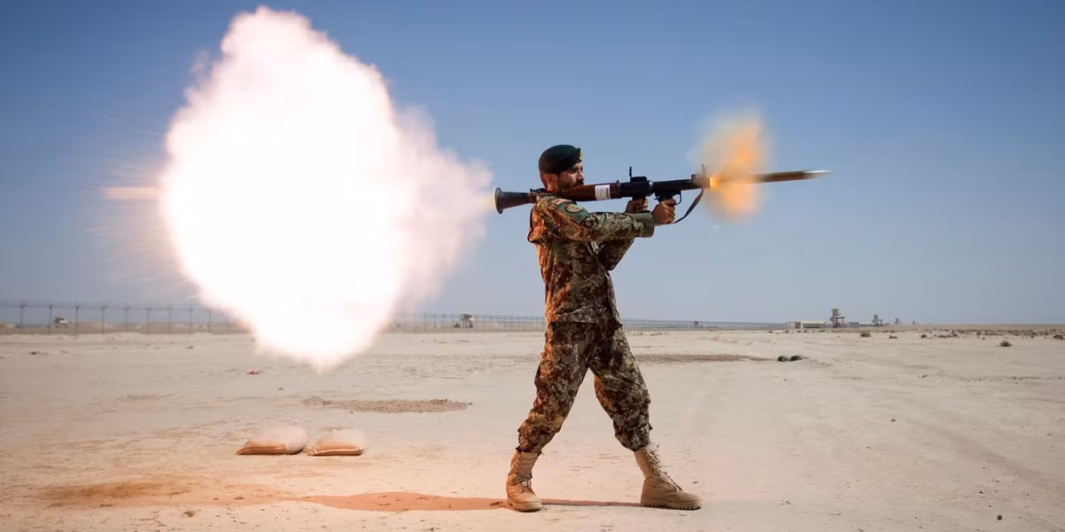 Và trong Chiến tranh Lạnh, hầu hết các quốc gia đã tìm cách phát triển và sản xuất loại vũ khí chống tăng dựa theo nguyên lý và cấu tạo của khẩu Panzerfaust rẻ tiền, có thể giúp bộ binh chống lại thiết giáp của đối phương. Trong đó Liên Xô đã phát triển thành công mẫu súng phóng lựu PRG-7 (B-41) nổi tiếng đến tận ngày nay. Nguồn ảnh: TH.