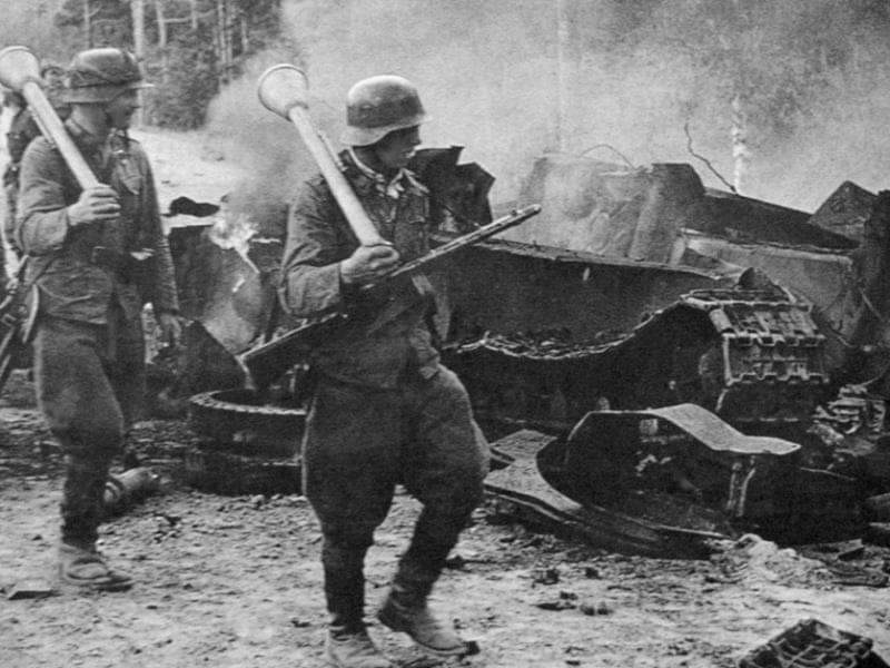 Tại đầu ống lắp đầu đạn, viên đạn sẽ bị đẩy đi về phía mục tiêu, còn tại đầu trống của ống thì khí thuốc cháy phụt ra, giúp cân bằng lực giật. Do vậy còn gọi là súng không giật, hay súng phóng rocket.