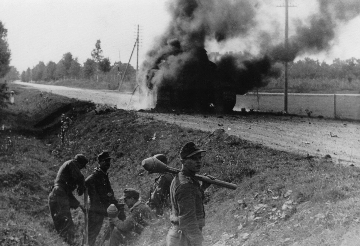 Mặc dù Panzerfaust có cấu tạo đơn giản, dễ sử dụng, nhưng yêu cầu người bắn phải bám sát mục tiêu. Do đó, vũ khí này đã tỏ ra hiệu quả hơn khi cuộc giao tranh diễn ra ở các thành phố của Đức, nơi các xe tăng của Đồng minh và Liên Xô phải di chuyển trên những con phố hẹp.