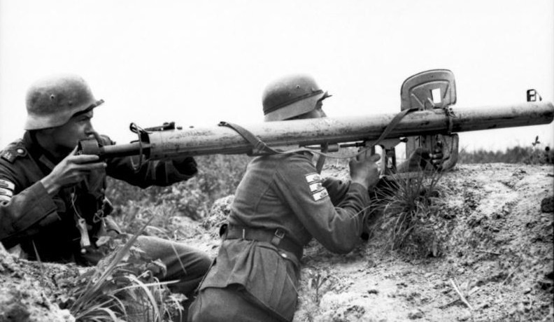 Hơn nữa, Panzerschreck khi bắn, nếu ban ngày tạo ra một đám khói bụi lớn, ban đêm là luồng lửa phản lực, nên dễ lộ trận địa bắn; do vậy yêu cầu phải nhanh chóng thay đổi trận địa sau khi bắn; nhưng đây không hề là một nhiệm vụ dễ dàng, với một vũ khí nặng 11 kg và dài bằng người lính.