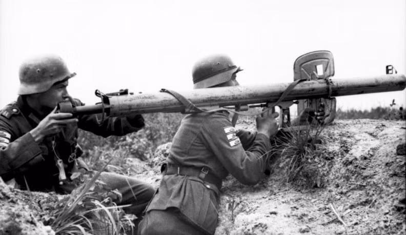 Hơn nữa, Panzerschreck khi bắn, nếu ban ngày tạo ra một đám khói bụi lớn, ban đêm là luồng lửa phản lực, nên dễ lộ trận địa bắn; do vậy yêu cầu phải nhanh chóng thay đổi trận địa sau khi bắn; nhưng đây không hề là một nhiệm vụ dễ dàng, với một vũ khí nặng 11 kg và dài bằng người lính.