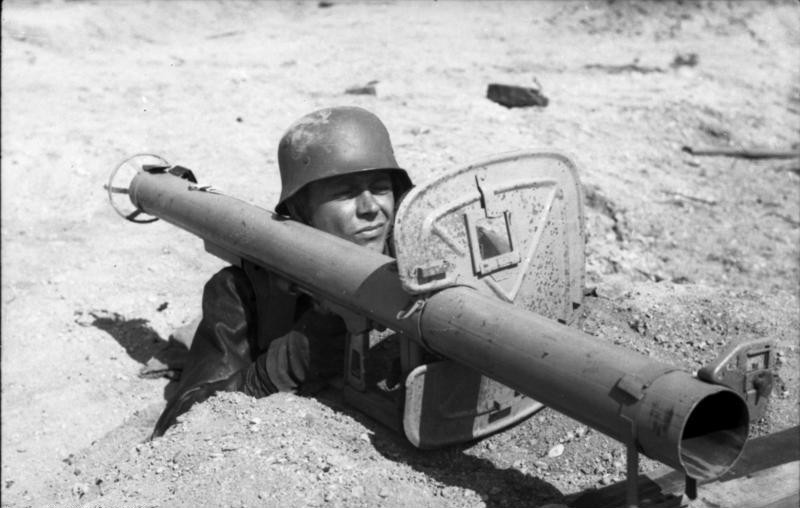 Súng chống tăng Panzerschreck có cỡ nòng 88mm có thể tái sử dụng, được chứng minh có khả năng hạ gục thiết giáp của Mỹ và Anh và thậm chí cả xe tăng của Liên Xô; nhưng nó rất nặng, cồng kềnh và cần đến hai người phối hợp sử dụng.