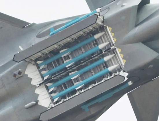 Ngoài Trung Quốc, Nga cũng đang phát triển một số tên lửa không đối không mới, đây là mối đe dọa khác đối với sự độc quyền trước đó, của tên lửa phóng ngoài tầm nhìn AIM-120 của Mỹ. 