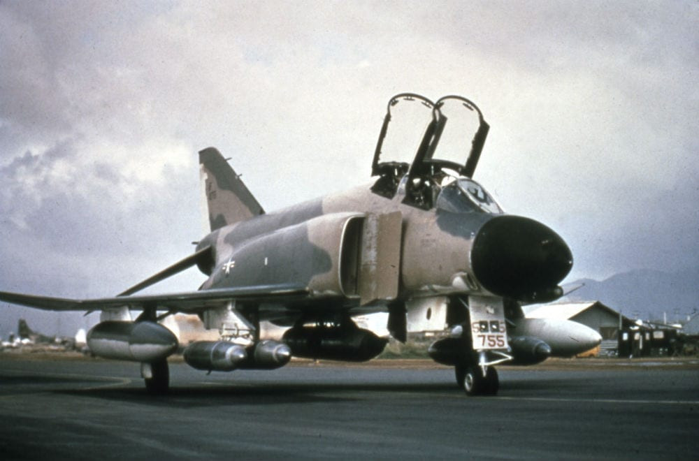 Từ năm 1963, chiến đấu cơ chủ lực của Không quân Mỹ là F-4 Phantom II, đây là loại chiến đấu cơ hiện đại, hai chỗ ngồi, hai động cơ; có tốc độ tối đa Mach 2,23, được trang bị tên lửa đối không AIM-7 Sparrow tầm trung, dẫn đường bằng radar bán chủ động, hoặc tên lửa tầm gần AIM-9 Sidewinder. Ảnh: Máy bay F-4 Phantom - Nguồn: Wikipedia