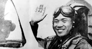 Sau này, không tin nổi mình bị bắn hạ, Norman đòi gặp bằng được phi công Ngô Đức Mai. Chính trong buổi gặp gỡ, lần đầu tiên ông Hiệu trưởng trường Sĩ quan tham mưu không quân cao cấp Mỹ, được phi công trẻ 27 tuổi đời, 300 giờ bay giảng giải về lối đánh bất ngờ ở cự ly gần, quen gọi là “nắm thắt lưng địch mà đánh”. Ảnh: Phi công Ngô Đức Mai – Nguồn: Wikipedia