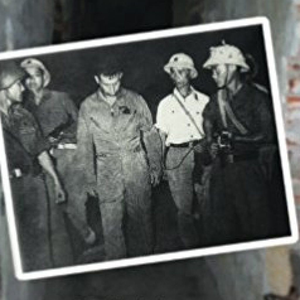 Chiếc máy bay bị bắn rơi đó chính chiếc mang số hiệu BN-63-7614 do Norman điều khiển. Khi bị bắn, Norman kịp thoát ra ngoài bằng dù, may mắn hơn hoa tiêu Jefferson bị kẹt trong máy bay. Norman đã hạ cánh an toàn xuống mặt đất được quân dân ta "đón" ngay về “khách sạn Hanoi - Hinton” (nhà tù Hỏa Lò). Ảnh: Phi công Norman bị bắt – Nguồn: Wikipedia