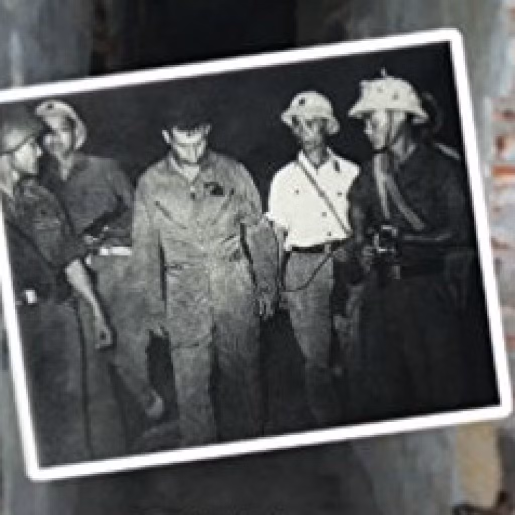 Chiếc máy bay bị bắn rơi đó chính chiếc mang số hiệu BN-63-7614 do Norman điều khiển. Khi bị bắn, Norman kịp thoát ra ngoài bằng dù, may mắn hơn hoa tiêu Jefferson bị kẹt trong máy bay. Norman đã hạ cánh an toàn xuống mặt đất được quân dân ta "đón" ngay về “khách sạn Hanoi - Hinton” (nhà tù Hỏa Lò). Ảnh: Phi công Norman bị bắt – Nguồn: Wikipedia