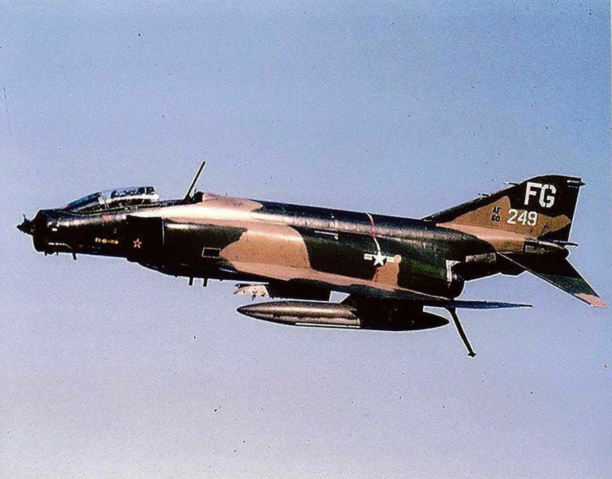 Ngày 12/5/1967, Đại tá Norman cùng với hoa tiêu là Trung úy James M. Jefferson lái chiếc tiêm kích F-4C, chỉ huy tốp chiến đấu có vừa có F-4, F-105 bay từ Lào theo hướng Ba Vì tiến vào trong nhiệm vụ "tiêu diệt toàn bộ MiG -17 của Việt Nam" do đích thân ông chủ Nhà Trắng giao phó. Ảnh: Máy bay chiến đấu F-4C – Nguồn: Wikipedia