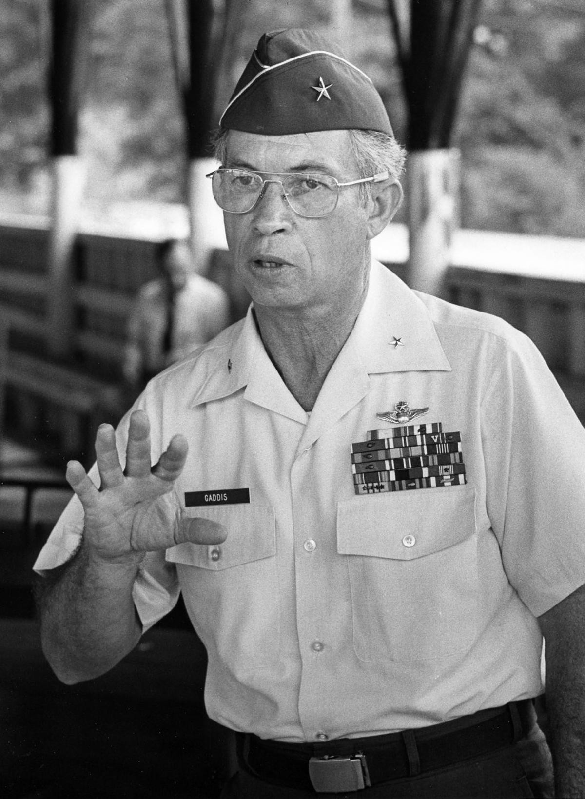 Phi công Norman sinh năm 1923 tại Dandridge, Tennessee, Mỹ, nhập ngũ năm 1942, năm 1944 vào học tại Trường Không quân Williams của Quân đội Mỹ. Sau khi tốt nghiệp phi công, Norman được biên chế hoạt động tại căn cứ không quân Luke, lúc này Norman lái loại máy bay tiêm kích cánh quạt P-40 và P-51. Ảnh: Phi công Norman – Nguồn: Wikipedia