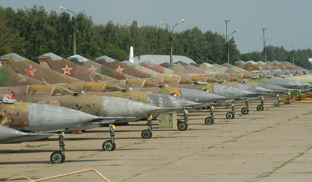 Mặc dù còn một số hạn chế như tình trạng quá tải và yêu cầu bảo trì cao; nhưng nếu không bị Ai Cập tiết lộ bí mật, MiG-23 có thể tiếp tục được nâng cấp, chứ không phải xếp vào phi đội "hạng hai" sớm như vậy. MiG-23 hiện nay vẫn được một số khách hàng quốc phòng của Liên Xô trước đây như Syria, Triều Tiên và Ethiopia sử dụng. Nguồn ảnh: Pinterest.