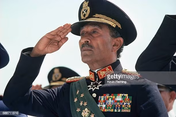 Sau khi Tổng thống Anwar Sadat nên nắm quyền lãnh đạo Ai Cập vào năm 1970, đã bày tỏ chính sách chống Liên Xô; năm 1972, Ai Cập trục xuất toàn bộ cố vấn quân sự Liên Xô. Tuy nhiên Liên Xô vẫn tiếp tục cung cấp cho Ai Cập những vũ khí tối tân, để chuẩn bị cho Chiến tranh Yom Kippur vào tháng 10/1973.