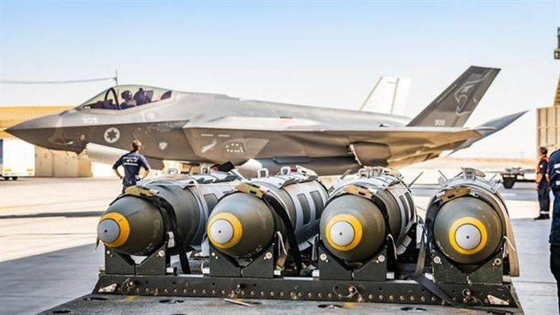 Điểm yếu của F-35 là khoang vũ khí của nó chỉ mang được 4 tên lửa không đối không, nếu so với cơ số 12 tên lửa của F-15SA và của 14 tên lửa của Su-35. Nhưng hạn chế chính của F-35 hiện nay, đó là chưa hình thành được khả năng chiến đấu, do các vấn đề nghiêm trọng về lỗi thiết kế, dự kiến là không thể khắc phục được trước năm 2025.