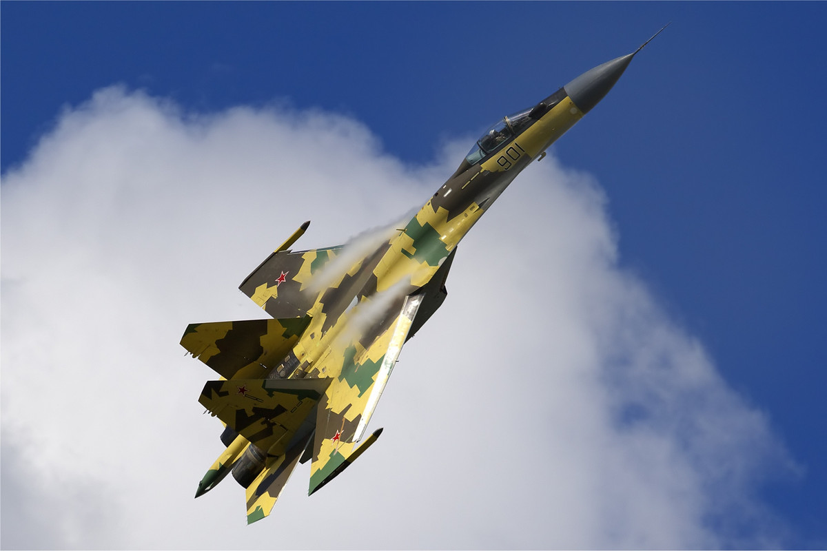 Su-35 có một loạt các tính năng hiện đại bao gồm tiết diện phản xạ radar thấp, động cơ vectơ lực đẩy ba chiều, radar Irbis-E rất mạnh và khả năng tiếp cận tên lửa không đối không R-37M, với tầm bắn đến 400km và tốc độ Mach 6.