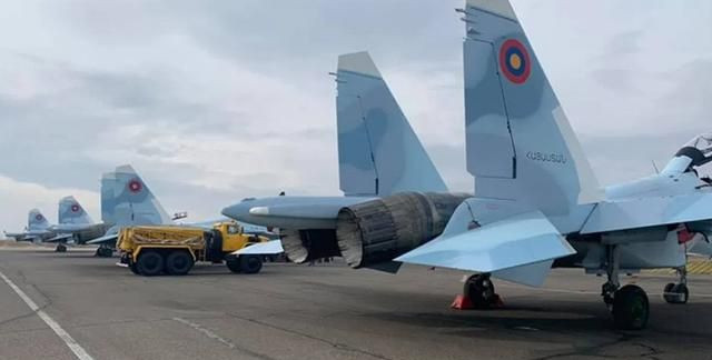 Không quân Armenia vừa nhận máy bay chiến đấu Su-30SM mới từ Nga, xét về hiệu suất chiến đấu, mọi mặt chắc chắn không thua gì F-16; về việc thiếu đạn dược hỗ trợ, thì đó chỉ là lập luận, chưa có bằng chứng. Nhưng có cảm giác, số Su-30SM của Armenia chưa được huấn luyện nhiều.