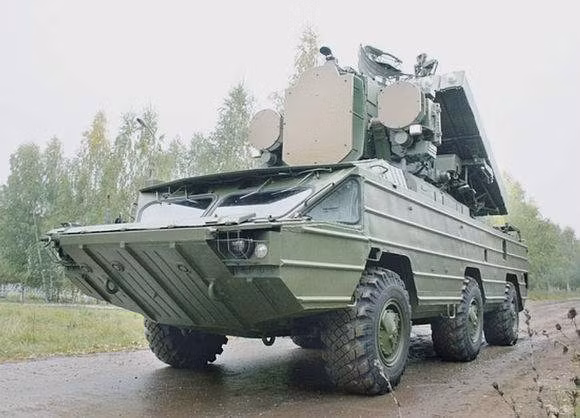 Đây là lô tên lửa phòng không 9K33 Osa (SAM-8), đã qua sử dụng từ Jordan; 9K33 là một hệ thống tên lửa đất đối không tầm thấp di động, hoạt động trong mọi thời tiết, được Liên Xô phát triển từ những năm 1970; có khả năng đánh chặn mục tiêu bay ở độ cao thấp và cực thấp.