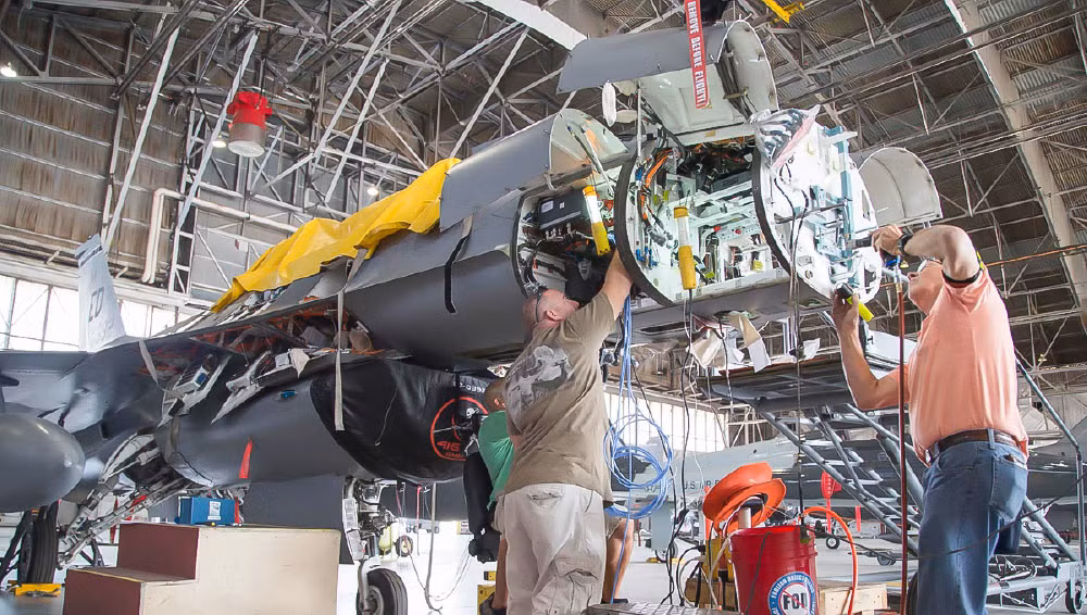 Hoặc F-36 cũng có thể được trang bị radar mảng pha quét định tử chủ động AN/APG-83 tiên tiến, giống như phiên bản mới nhất của F-16, cũng như hệ thống cảm biến hồng ngoại và hệ thống ngắm mục tiêu quang điện mới.