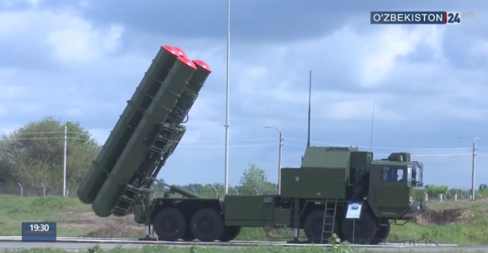 Hiện nay, S-400 và S-300 không phải là hệ thống phòng không tầm xa duy nhất trên thị trường quốc tế; các phiên bản xuất khẩu của hệ thống phòng không Hồng Kỳ 9 - FD-2000 của Trung Quốc cũng được chào bán rộng rãi. Quân đội Mỹ cho rằng, sự xuất hiện của các loại hệ thống phòng không tầm xa này đã làm tăng áp lực lên quân đội Mỹ. Nguồn ảnh: BI.