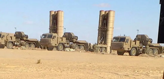 Như vậy có thể hiểu rằng, Quân đội Mỹ và quân đội các nước tham gia cuộc tập trận, đã xây dựng một “chiến trường ảo” đặc biệt, lấy địa hình ở khu vực đông bắc Algeria làm chiến trường; và các cuộc tấn công mô phỏng vào hệ thống phòng không S-400, cũng được thực hiện tại khu vực này.