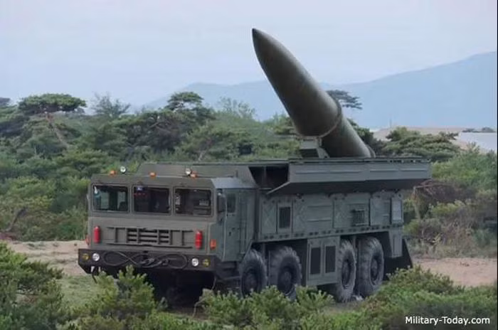 Tên lửa KN-23 được cho là có khả năng tác động đến mục tiêu ở tốc độ siêu thanh và đã được chứng minh là thách thức rất lớn đối với hệ thống phòng thủ AEGIS hiện đại và các hệ thống phòng thủ khác của phương Tây. Nguồn ảnh: Pinterest.