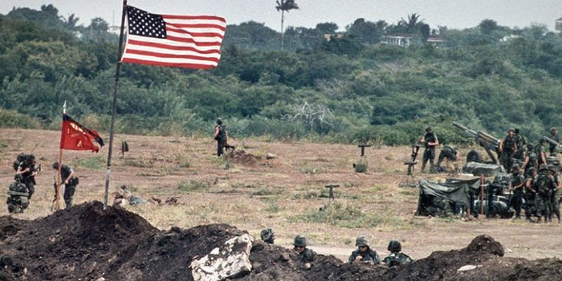 Ngay sau khi vụ xâm lược Grenada diễn ra, dư luận Mỹ đã bị chia rẽ sâu sắc. Một nửa ủng hộ việc làm ''cứng rắn'' của tổng thống Reagan sau một thời gian dài ''hụt hơi'' trước phe Moscow. Số còn lại cho rằng Reagan đã ''quá tay'' khi dùng quân sự để tấn công một quốc đảo nhỏ bé cách nước Mỹ 3.000 cây số.