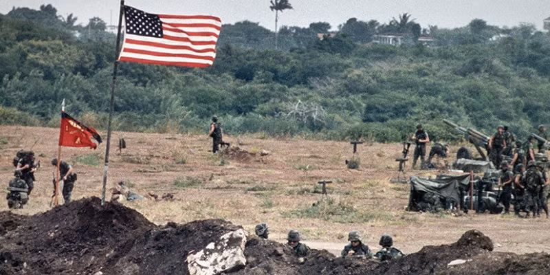 Ngay sau khi vụ xâm lược Grenada diễn ra, dư luận Mỹ đã bị chia rẽ sâu sắc. Một nửa ủng hộ việc làm ''cứng rắn'' của tổng thống Reagan sau một thời gian dài ''hụt hơi'' trước phe Moscow. Số còn lại cho rằng Reagan đã ''quá tay'' khi dùng quân sự để tấn công một quốc đảo nhỏ bé cách nước Mỹ 3.000 cây số.