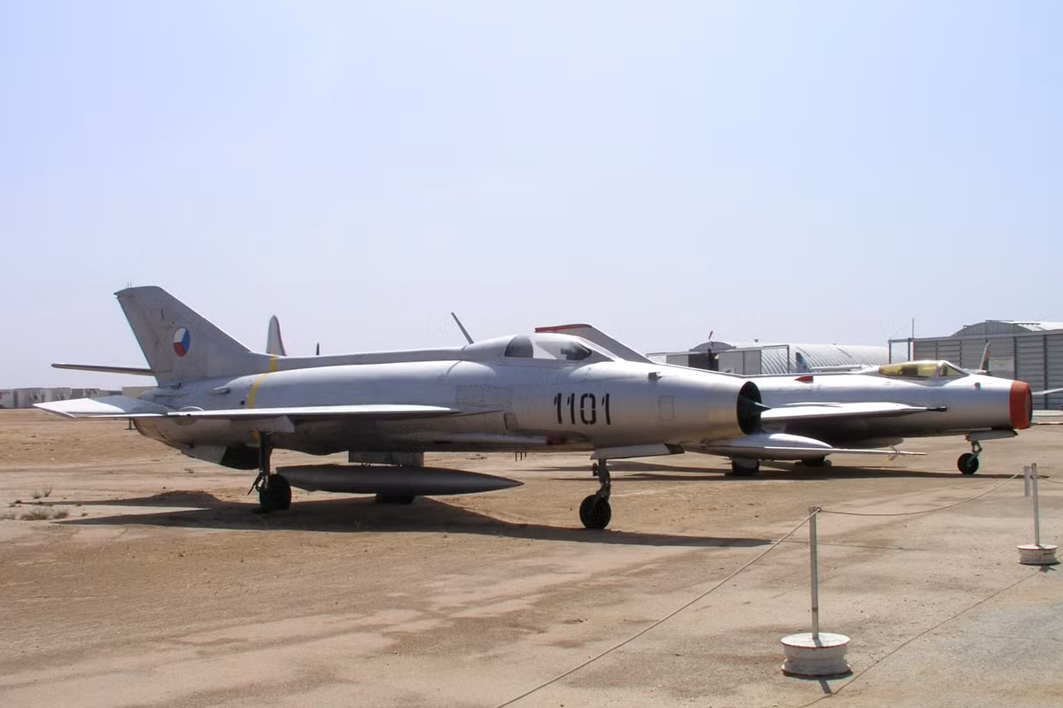 Rút kinh nghiệm từ thất bại trong thuyết phục các phi công Ai Cập lái MiG-21 bỏ trốn sang Israel, Mossad đã chuyển hướng sang Iraq và tiến hành rà soát toàn bộ lý lịch số phi công lái MiG-21 của Không quân Iraq khi đó. Ảnh: MiG-21 của Không quân Iraq,