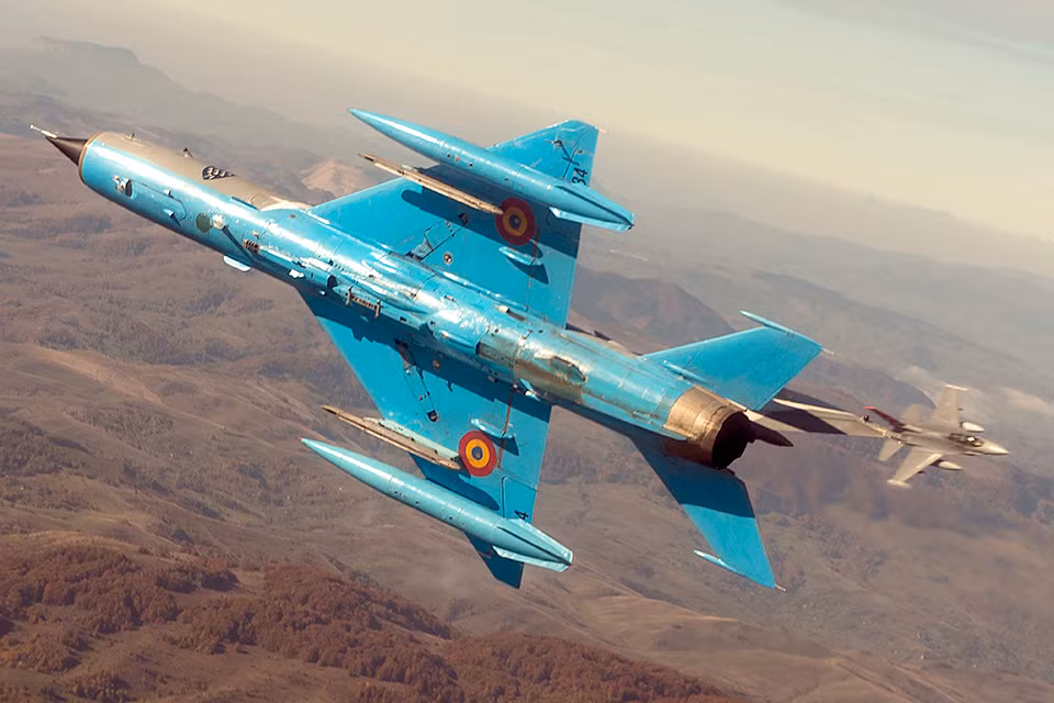 Những chiếc MiG-21 được sử dụng cho tới ngày nay có nhiều điểm khác biệt so với phiên bản năm 1959. Được trang bị nhiều vũ khí hiện đại, phức tạp hơn như tên lửa R-60 AAM, Magic 2 và Python III, cùng với các nâng cấp về thiết bị điện tử giúp cải thiện radar và thông tin liên lạc. Điều này khiến MiG-21 vẫn rất đáng sợ khi đối đầu với các máy bay hiện đại.