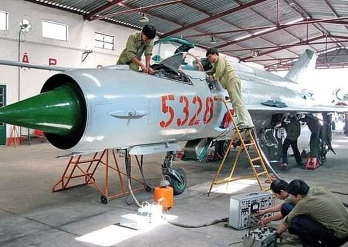 Số lượng máy bay MiG-21 hoạt động bắt đầu giảm vào cuối những năm 1980 và 1990, khi các mẫu máy bay hiện đại hơn ra đời thay thế và sau khi Liên Xô sụp đổ. Các quốc gia khách hàng của Liên Xô không thể giữ máy bay của họ hoạt động được nữa. Tuy nhiên, nhiều lực lượng không quân vẫn tiếp tục sử dụng MiG-21 và các biến thể của nó do Trung Quốc sản xuất.