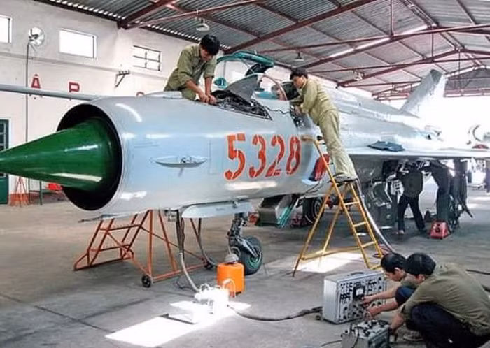 Số lượng máy bay MiG-21 hoạt động bắt đầu giảm vào cuối những năm 1980 và 1990, khi các mẫu máy bay hiện đại hơn ra đời thay thế và sau khi Liên Xô sụp đổ. Các quốc gia khách hàng của Liên Xô không thể giữ máy bay của họ hoạt động được nữa. Tuy nhiên, nhiều lực lượng không quân vẫn tiếp tục sử dụng MiG-21 và các biến thể của nó do Trung Quốc sản xuất.