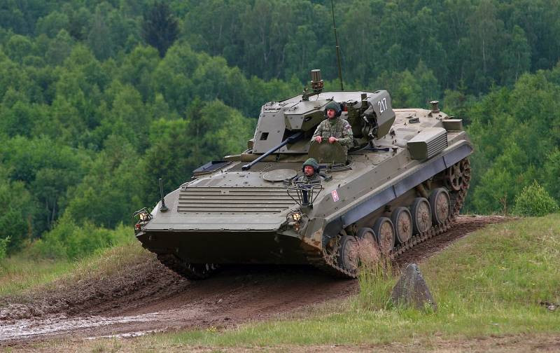 Một cách tốt để giải quyết tình trạng này là thay thế triệt để các mẫu cũ bằng mẫu mới. Nhưng việc tái vũ trang này chỉ thành công trong lĩnh vực vũ khí nhỏ. Chỉ có một số nước NATO có thể sản xuất và bán xe tăng, tuy nhiên chúng rất đắt. Do đó, các nước nhỏ và nghèo không thể trông chờ vào các vũ khí nhập khẩu hiện đại.