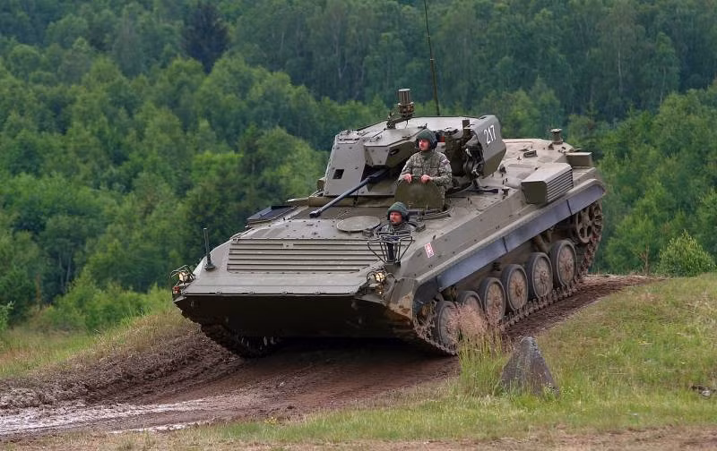 Một cách tốt để giải quyết tình trạng này là thay thế triệt để các mẫu cũ bằng mẫu mới. Nhưng việc tái vũ trang này chỉ thành công trong lĩnh vực vũ khí nhỏ. Chỉ có một số nước NATO có thể sản xuất và bán xe tăng, tuy nhiên chúng rất đắt. Do đó, các nước nhỏ và nghèo không thể trông chờ vào các vũ khí nhập khẩu hiện đại.