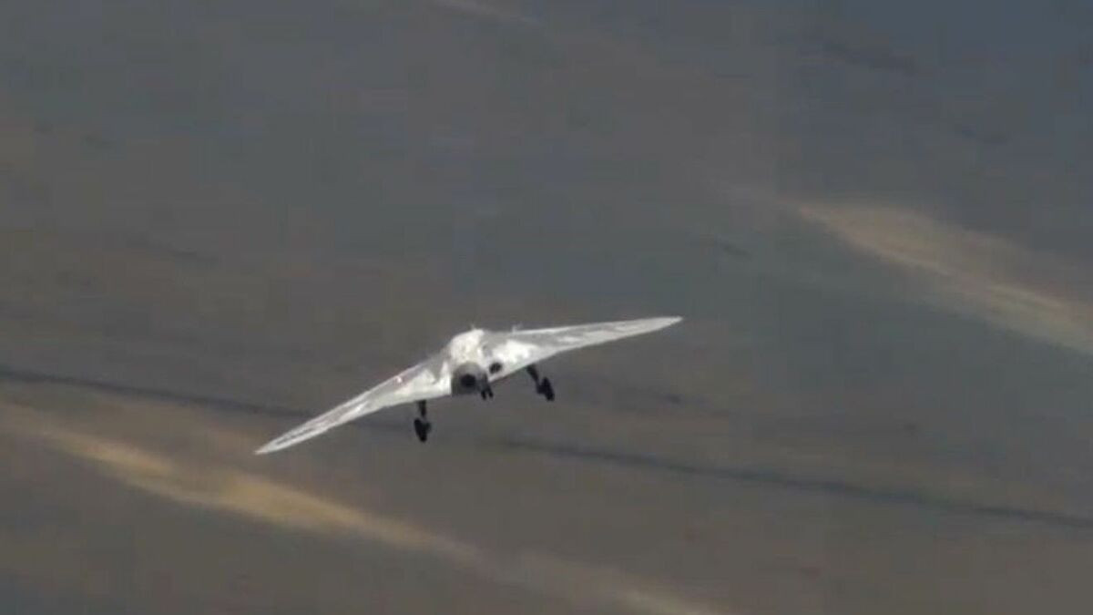 UAV Hunter-B đã thực hiện chuyến bay thử nghiệm đầu tiên kéo dài 20 phút vào năm 2019 và sẽ được chuyển giao cho quân đội Nga vào năm 2024 và được triển khai cùng với tiêm kích tàng hình Su-57.