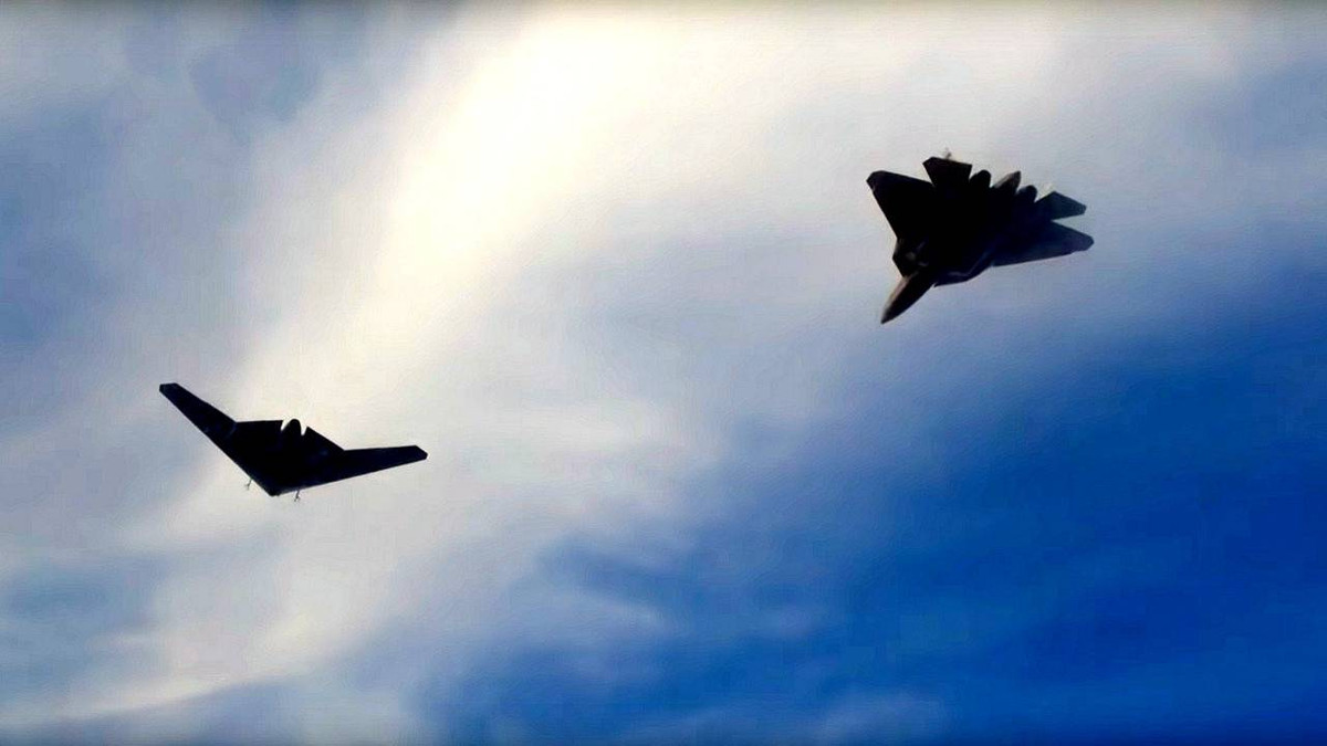 Lợi thế của việc sử dụng UAV không chỉ giới hạn trong lĩnh vực chiến thuật mà còn bao gồm cả lĩnh vực chiến lược, vì chúng giúp chống lại lực lượng không quân của đối phương theo phương thức công nghệ phi đối xứng. Khái niệm này cũng đã được phát triển trên toàn thế giới và được coi như một cuộc cách mạng khác trong lĩnh vực quân sự.