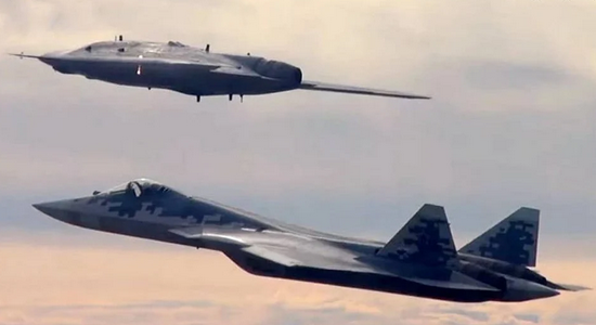 Theo tờ của Ấn Độ, các cường quốc quân sự lớn trên thế giới đang chạy đua phát triển dự án máy bay không người lái “cánh bay đồng hành”. Những máy bay không người lái (UAV) chiến đấu này, được thiết kế để tạo ưu thế về số lượng, tăng hiệu quả chiến đấu và giảm thiểu rủi ro của phi công.